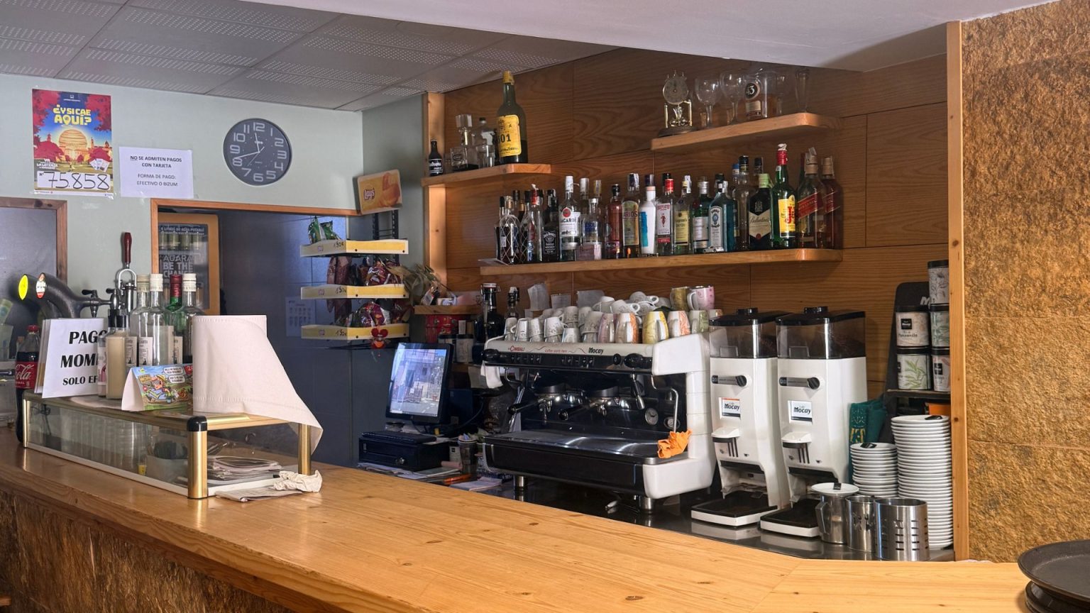 Barra totalmente equipada de Bar Tapería A Praza en O Rosal