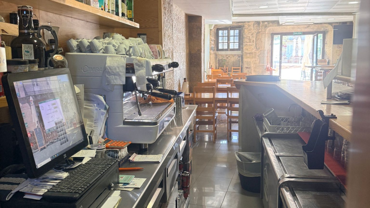 Barra e interior de Bar Tapería A Praza en O Rosal