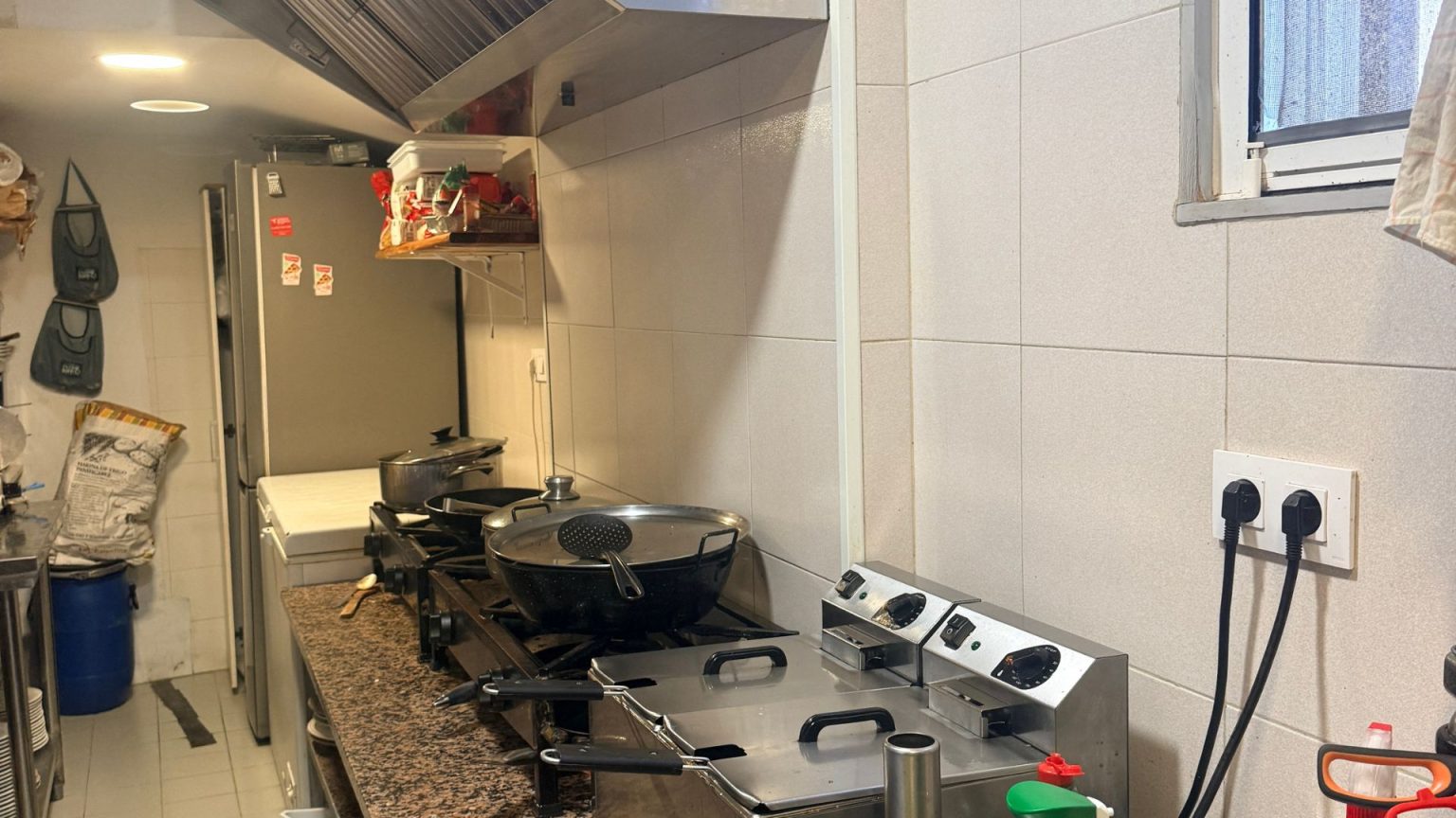 Zona de cocina con freidoras y equipamiento profesional de Bar Tapería A Praza