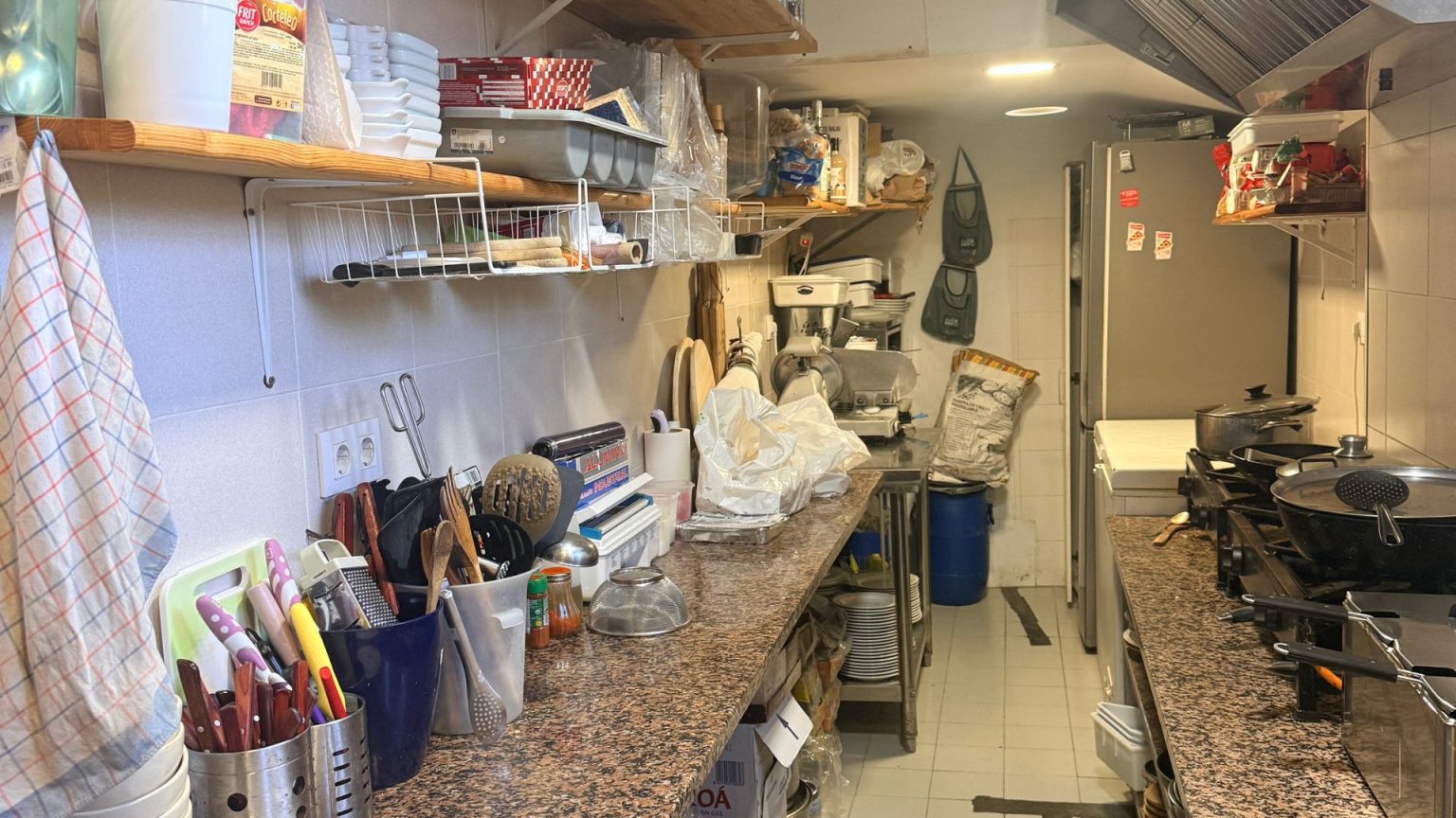 Cocina profesional equipada de Bar Tapería A Praza en O Rosal