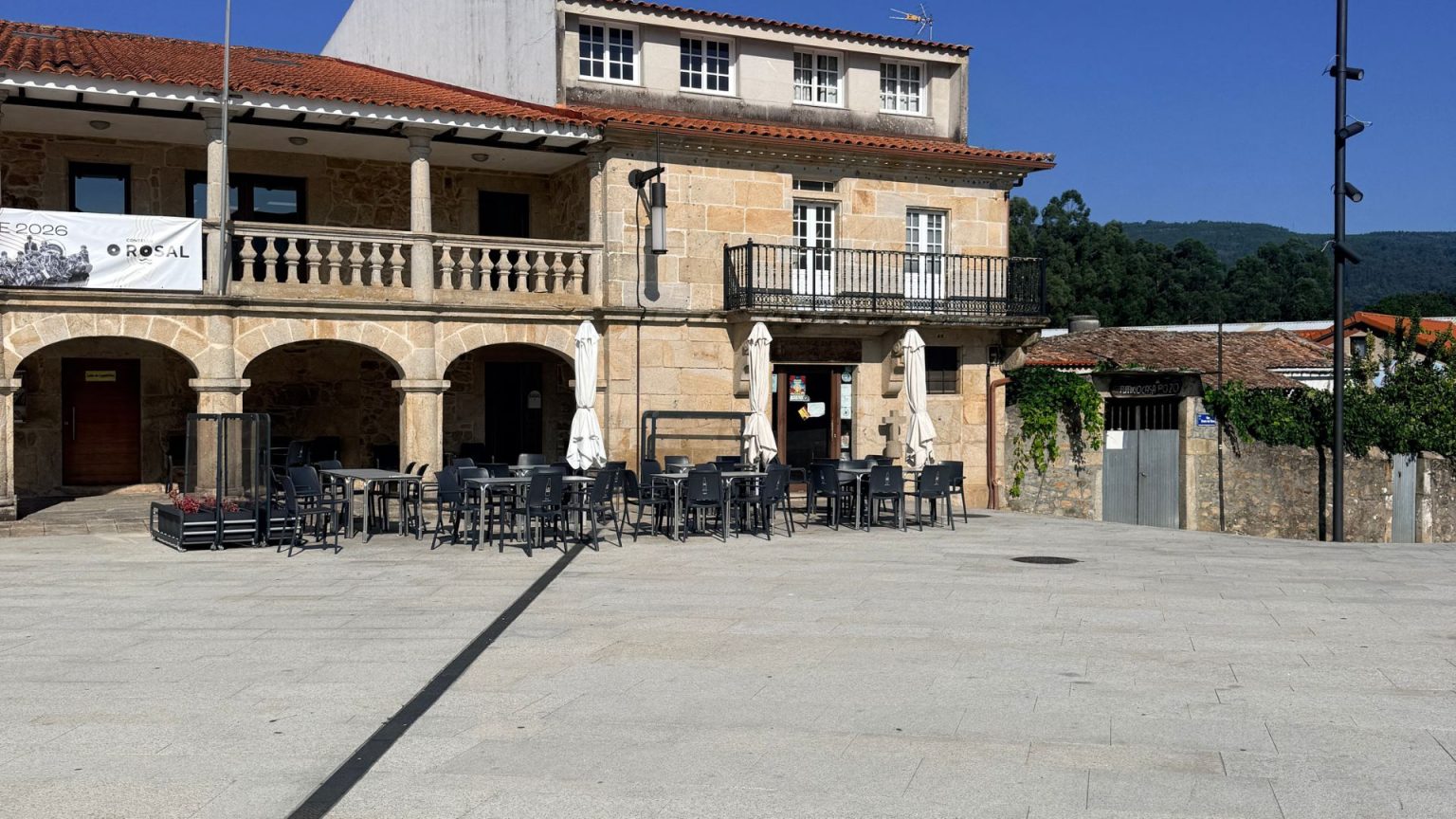 Fachada y terraza de Bar Tapería A Praza en O Rosal