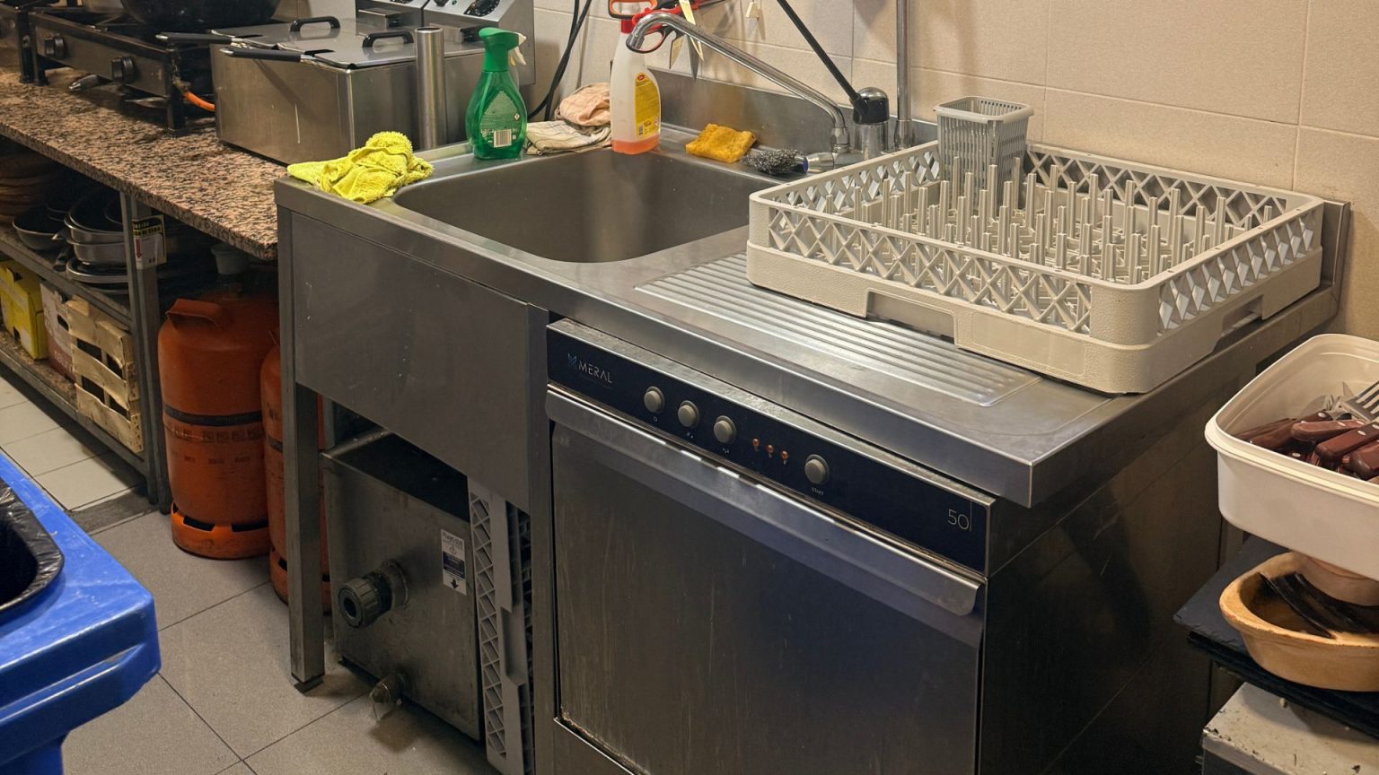 Fregadero y lavavajillas profesional de la cocina de Bar Tapería A Praza