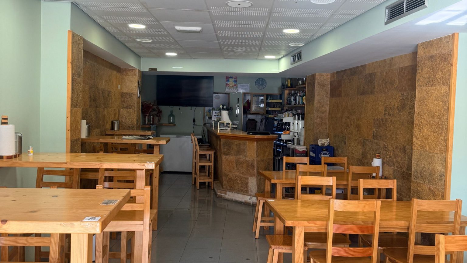 Salón interior y barra de Bar Tapería A Praza en O Rosal