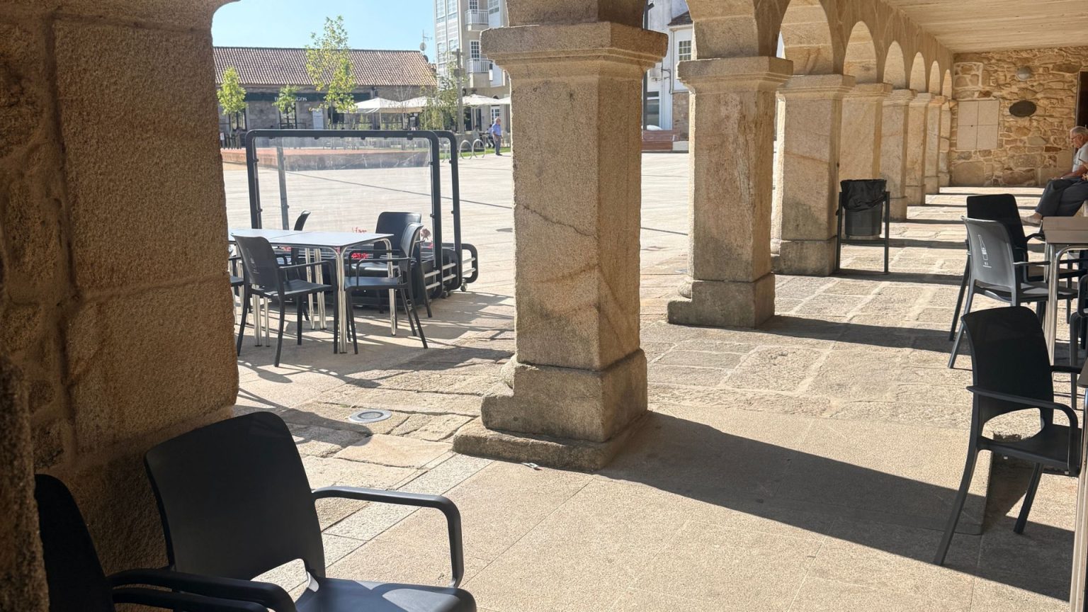 Terraza bajo los soportales de Bar Tapería A Praza en O Rosal