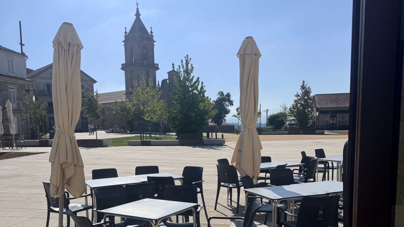 Terraza de Bar Tapería A Praza con vistas a la Praza do Calvario de O Rosal