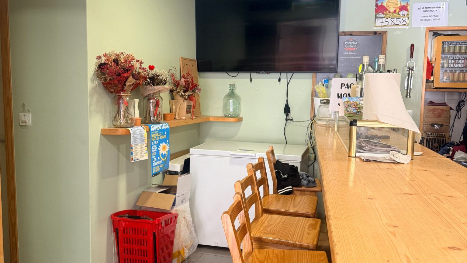 Zona de barra y televisión de Bar Tapería A Praza en O Rosal